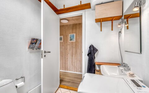 Clea - 250M to the Fjord: Pavimentazione, Legna, Pavimento, Idraulico Fixture, Interior Design, Idraulico, Rubinetto, Lavello, Bagno, Camera