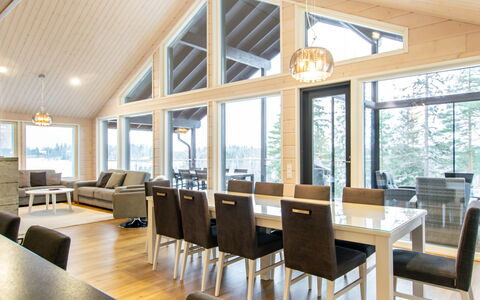 Salavan Tsaari: Legna, Soffitto, Interior Design, Lampada, Lampadario, Soggiorno, Latifoglie, Divano, Shade