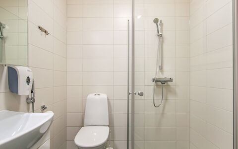 Salavan Tsaari: Toilet Seat, Bagno, Gabinetto, Idraulico Fixture, Pavimentazione, Parete, Pavimento, Interior Design, Lavandino Del Bagno, Lavello