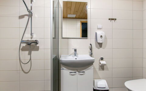 Kuhmoinen 642: Bagno, Idraulico Fixture, Lavandino Del Bagno, Pavimentazione, Parete, Interior Design, Lavello, Pavimento, Gabinetto, Rubinetto