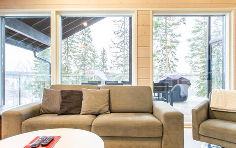Kuhmoinen 642: Mobilia, Interior Design, Divano, Pavimentazione, Soggiorno, Pavimento, Legna, Soffitto, Camera, Illuminazione