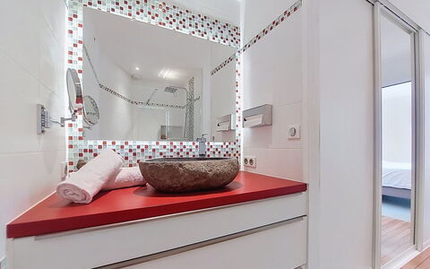 Bois et Lumière: Interior Design, Parete, Pavimentazione, Idraulico Fixture, Bagno, Pavimento, Lavandino Del Bagno, Mobiletto Del Bagno, Specchio, Rubinetto