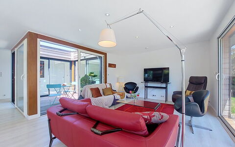 Bois et Lumière: Mobilia, Interior Design, Divano, Pavimentazione, Soggiorno, Soffitto, Pavimento, Camera, Illuminazione, Tavolo