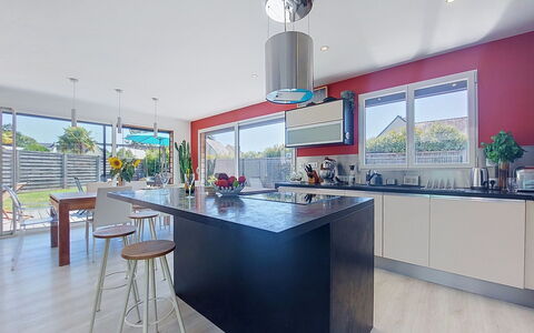 Bois et Lumière: Cucina, Controsoffitto, Interior Design, Mobilia, Pavimentazione, Elettrodomestico Da Cucina, Soffitto, Pavimento, Cabinetry, Casa