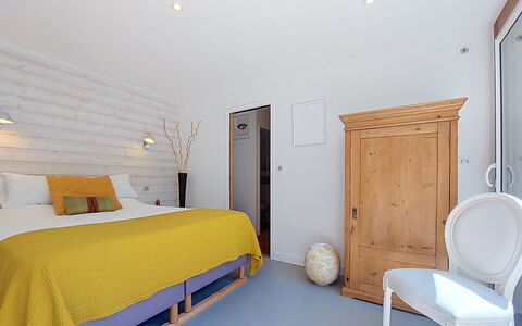 Bois et Lumière: Mobilia, Interior Design, Camera Da Letto, Letto, Parete, Pavimentazione, Legna, Pavimento, Soffitto, Lenzuolo