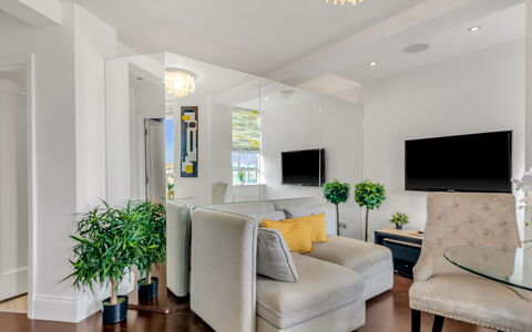 Chelsea Apartment: Arbusto, Giardino, Zona Residenziale, Comunita 'Impianto, Lotto, Groundcover, Landscaping, Backyard, Cortile