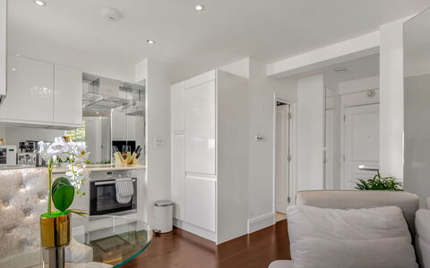 Chelsea Apartment: Arbusto, Giardino, Zona Residenziale, Comunita 'Impianto, Lotto, Groundcover, Landscaping, Backyard, Cortile