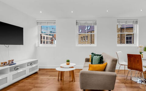 Spitafields Apartment: Arbusto, Giardino, Zona Residenziale, Comunita 'Impianto, Lotto, Groundcover, Landscaping, Backyard, Cortile