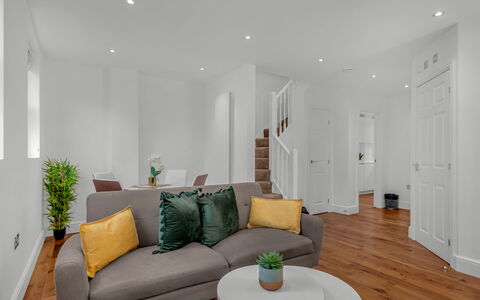 Spitafields Apartment: Arbusto, Giardino, Zona Residenziale, Comunita 'Impianto, Lotto, Groundcover, Landscaping, Backyard, Cortile