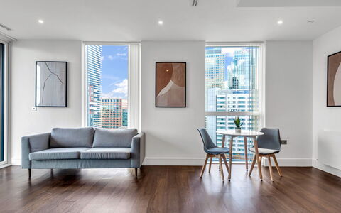 Canary Wharf 310: Arbusto, Giardino, Zona Residenziale, Comunita 'Impianto, Lotto, Groundcover, Landscaping, Backyard, Cortile