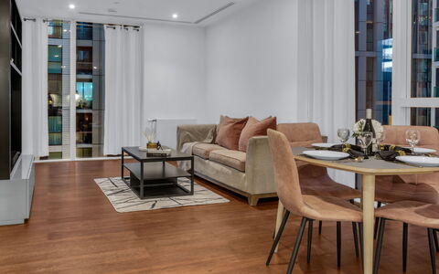 Canary Wharf 310: Arbusto, Giardino, Zona Residenziale, Comunita 'Impianto, Lotto, Groundcover, Landscaping, Backyard, Cortile