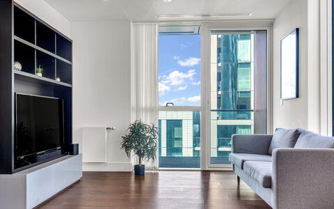 Canary Wharf 310: Arbusto, Giardino, Zona Residenziale, Comunita 'Impianto, Lotto, Groundcover, Landscaping, Backyard, Cortile