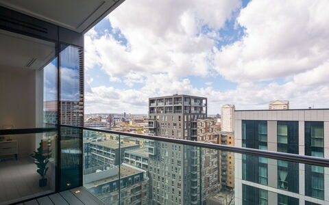 Canary Wharf 310: Arbusto, Giardino, Zona Residenziale, Comunita 'Impianto, Lotto, Groundcover, Landscaping, Backyard, Cortile