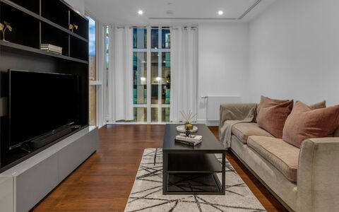 Canary Wharf 310: Arbusto, Giardino, Zona Residenziale, Comunita 'Impianto, Lotto, Groundcover, Landscaping, Backyard, Cortile