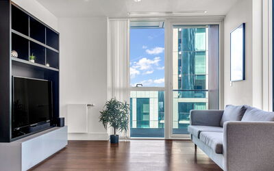 Canary Wharf 310: Arbusto, Giardino, Zona Residenziale, Comunita 'Impianto, Lotto, Groundcover, Landscaping, Backyard, Cortile