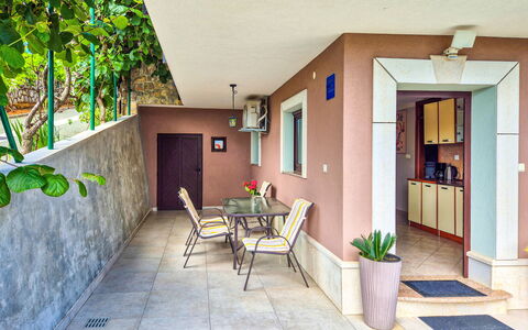 Duema: Arbusto, Giardino, Zona Residenziale, Comunita 'Impianto, Lotto, Groundcover, Landscaping, Backyard, Cortile