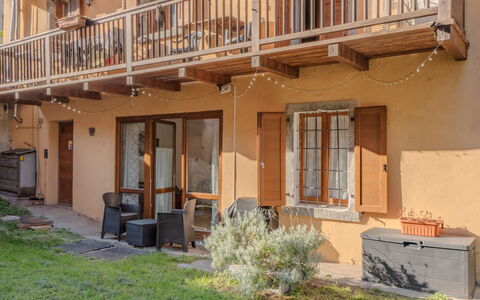 Stefani: Parete, Legna, Facciata, Porta, Zona Residenziale, Casa, Casa, Balcone, Shade, Color Legno
