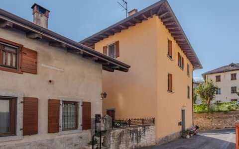 Stefani: Parete, Costruzione, Finestra, Casa, Facciata, Zona Residenziale, Architettura, Porta, Quartiere, Casa