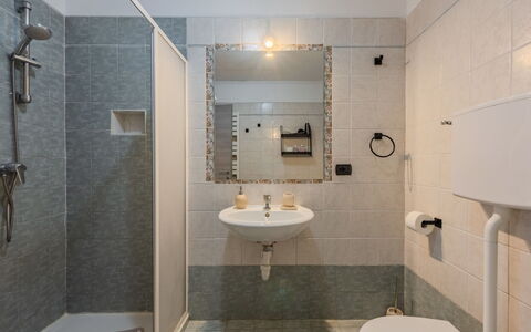 Stefani: Bagno, Lavandino Del Bagno, Idraulico Fixture, Pavimentazione, Parete, Pavimento, Interior Design, Lavello, Gabinetto, Rubinetto