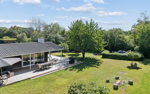 Antonie - 350M from the Sea: Albero, Erba, Arbusto, Casa, Tetto, Casa, Zona Residenziale, Villetta, Giardino