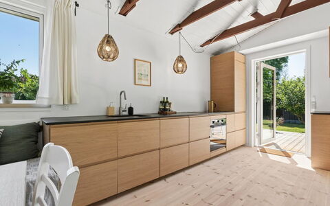 Antonie - 350M from the Sea: Cucina, Controsoffitto, Pavimentazione, Legna, Mobilia, Interior Design, Cabinetry, Pavimento, Elettrodomestico Da Cucina, Credenza