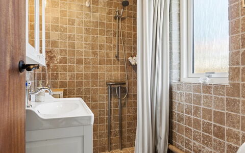 Antonie - 350M from the Sea: Bagno, Idraulico Fixture, Parete, Pavimentazione, Interior Design, Lavandino Del Bagno, Lavello, Pavimento, Rubinetto, Idraulico