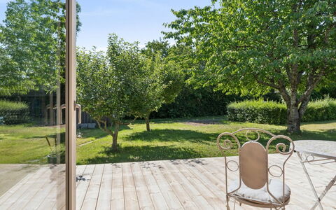 Antonie - 350M from the Sea: Giardino, Lotto, Shade, Luce Del Sole, Woody Impianto, Backyard, Landscaping, Cortile, Prato, Passerella