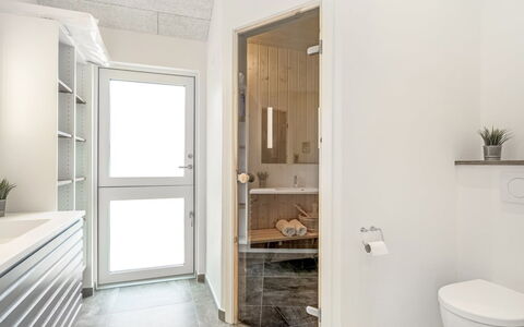 Merita - 600M from the Sea: Pavimentazione, Pavimento, Parete, Idraulico Fixture, Legna, Interior Design, Bagno, Mobiletto Del Bagno, Lavello, Soffitto