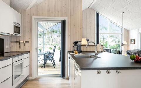 Merita - 600M from the Sea: Legna, Cucina, Controsoffitto, Soffitto, Idraulico Fixture, Pavimento In Legno, Latifoglie, Elettrodomestico Da Cucina, Sedia, Plank