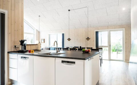 Merita - 600M from the Sea: Cucina, Legna, Controsoffitto, Elettrodomestico Da Cucina, Interior Design, Soffitto, Mobilia, Apparecchio Major, Lampada, Cucina & Sala Da Pranzo Tavolo