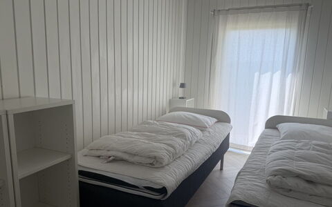 Tameran - from the Sea: Legna, Camera Da Letto, Pavimento, Lenzuolo, Pavimentazione, Letto, Bedding, Mobilia, Telaio Del Letto, Camera