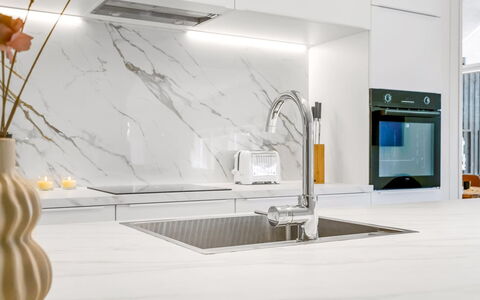 Tameran - from the Sea: Cucina, Controsoffitto, Interior Design, Elettrodomestico Da Cucina, Pavimentazione, Pavimento, Mobilia, Cabinetry, Rubinetto, Lampada