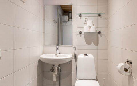 Golfarinkunnas 6B: Parete, Interior Design, Pavimentazione, Pavimento, Idraulico Fixture, Bagno, Camera, Gabinetto, Lavandino Del Bagno, Camera Da Letto