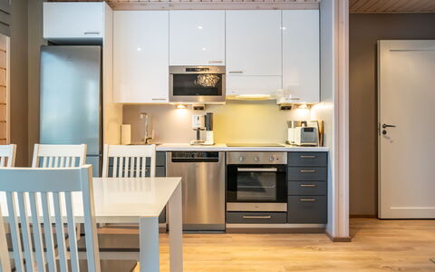 Golfarinkunnas 9A: Mobilia, Interior Design, Cucina, Pavimentazione, Apparecchio Major, Legna, Elettrodomestico Da Cucina, Soffitto, Pavimento, Controsoffitto