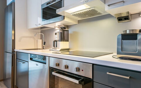 Golfarinkunnas 9A: Elettrodomestico Da Cucina, Cucina, Controsoffitto, Cabinetry, Apparecchio Major, Cucina Stufa, Elettrodomestico, Interior Design, Stufa, Pavimentazione