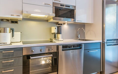 Golfarinkunnas 9B: Elettrodomestico Da Cucina, Cucina, Controsoffitto, Cabinetry, Apparecchio Major, Elettrodomestico, Mobilia, Pavimentazione, Interior Design, Cucina Stufa