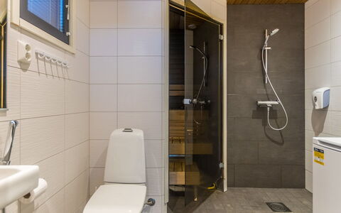 Golfarinkunnas 9B: Toilet Seat, Pavimentazione, Gabinetto, Bagno, Idraulico Fixture, Pavimento, Parete, Interior Design, Legna, Lavandino Del Bagno
