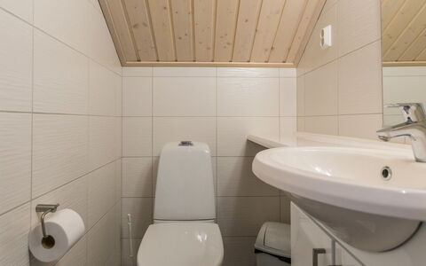 Golfarinkunnas 9B: Idraulico Fixture, Lavandino Del Bagno, Bagno, Pavimentazione, Pavimento, Lavello, Legna, Interior Design, Rubinetto, Gabinetto