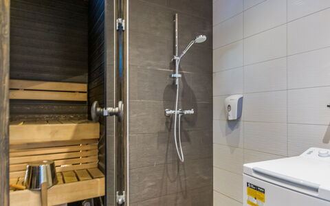 Golfarinkunnas 9D: Pavimentazione, Legna, Pavimento, Idraulico Fixture, Interior Design, Idraulico, Piastrella, Bagno, Rubinetto, Soffitto
