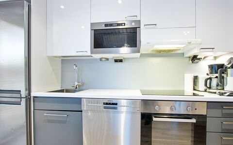 Golfarinkunnas 9E: Elettrodomestico Da Cucina, Cucina, Controsoffitto, Cabinetry, Apparecchio Major, Pavimentazione, Elettrodomestico, Interior Design, Legna, Mobilia