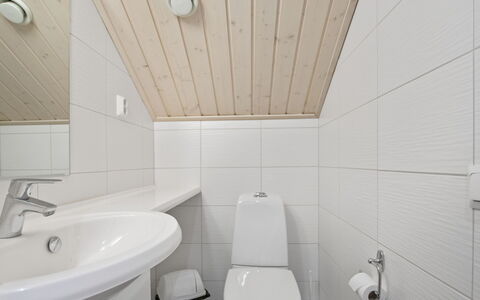 Golfarinkunnas 9E: Idraulico Fixture, Pavimentazione, Lavandino Del Bagno, Pavimento, Bagno, Legna, Lavello, Interior Design, Soffitto, Rubinetto