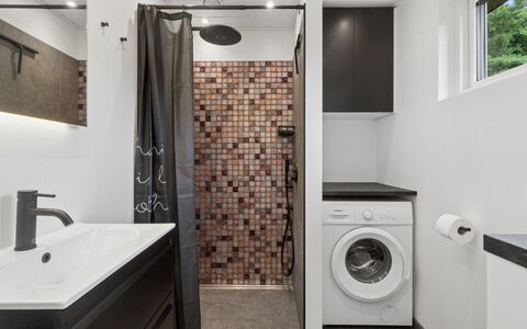 Deik - 1Km from the Sea: Lavatrice, Interior Design, Parete, Pavimentazione, Idraulico Fixture, Pavimento, Bagno, Asciugatrice, Soffitto, Mobiletto Del Bagno