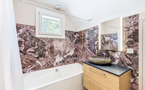 Gîte de la Grée: Pavimentazione, Idraulico Fixture, Pavimento, Interior Design, Bagno, Vasca Da Bagno, Idraulico, Mobiletto Del Bagno, Piastrella, Rubinetto