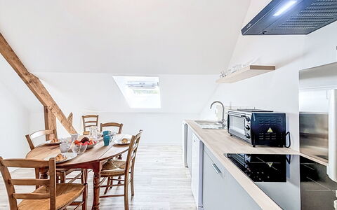 Gîte de la Grée: Mobilia, Interior Design, Pavimentazione, Legna, Soffitto, Pavimento, Cucina, Sedia, Camera, Pavimento In Legno