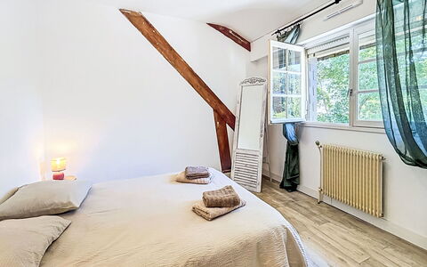 Gîte de la Grée: Letto, Interior Design, Mobilia, Camera Da Letto, Pavimentazione, Parete, Pavimento, Lenzuolo, Bedding, Legna