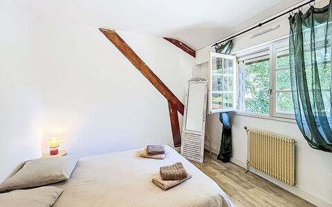 Gîte de la Grée: Letto, Mobilia, Interior Design, Camera Da Letto, Pavimentazione, Parete, Pavimento, Legna, Lenzuolo, Soffitto