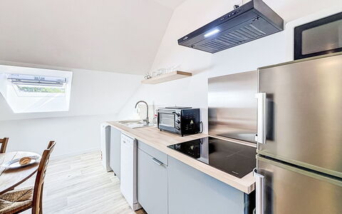 Gîte de la Grée: Cucina, Mobilia, Pavimentazione, Legna, Elettrodomestico Da Cucina, Interior Design, Apparecchio Major, Pavimento, Controsoffitto, Cabinetry