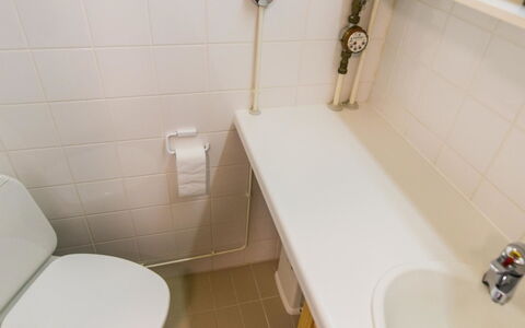 Ukonpuoti 15-16 Kerrostalo: Bagno, Lavandino Del Bagno, Idraulico Fixture, Parete, Lavello, Toilet Seat, Gabinetto, Pavimentazione, Rubinetto, Pavimento
