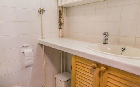 Ukonpuoti 15-16 Kerrostalo: Lavandino Del Bagno, Bagno, Idraulico Fixture, Lavello, Parete, Pavimentazione, Pavimento, Legna, Rubinetto, Interior Design