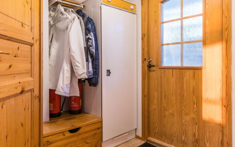 Ukonpuoti 15-16 Kerrostalo: Legna, Pavimentazione, Pavimento, Camera, Porta, Color Legno, Latifoglie, Soffitto, Plank, Cabinetry